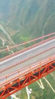 |搞笑GIF:都建功立业了,还是改不掉看见妹子就想抱的冲动