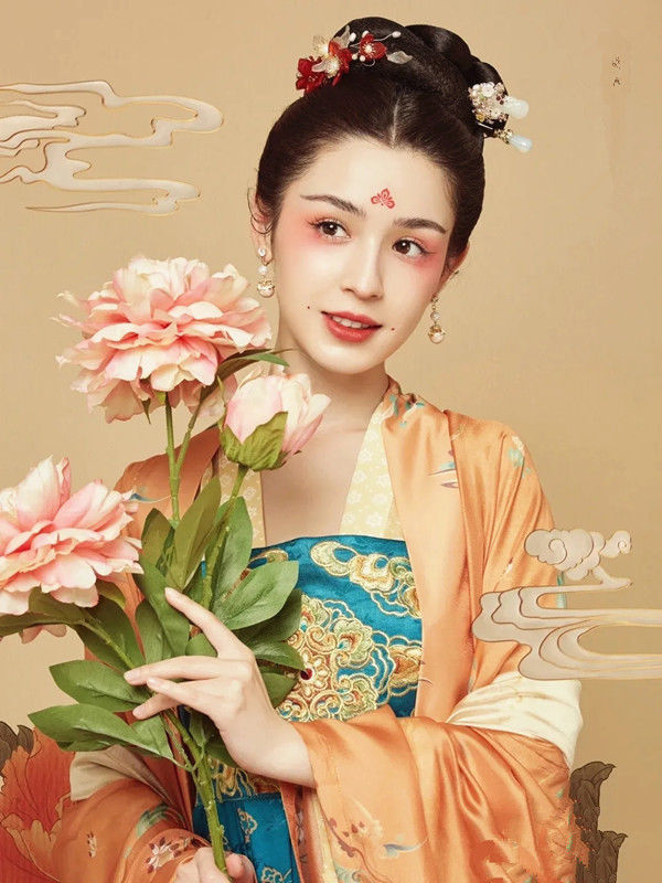 襦裙#“西域美人”哈妮克孜演绎飞天之美,金钗薄纱,皆是神秘之源