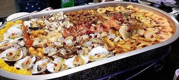 土豪组局聚餐,只点一道菜,四个服务员抬着上菜,惊得下巴要掉了