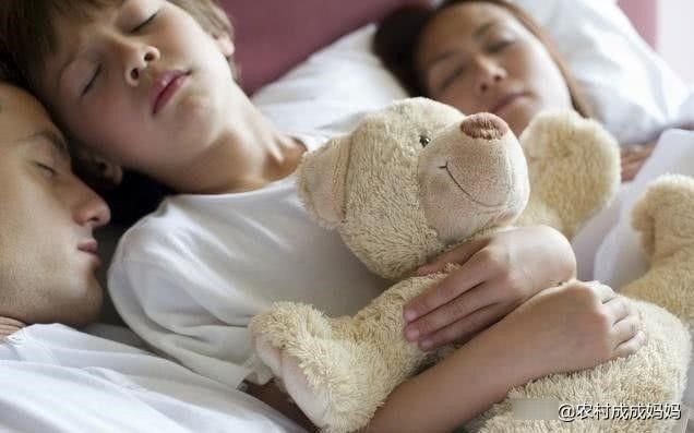 母乳|12岁还戒不掉母乳,15岁还和母亲睡一起,这样的男孩太吓人