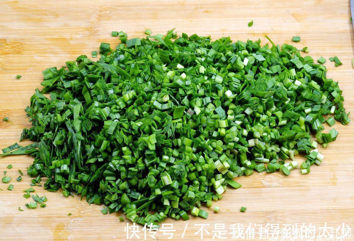 韭菜鸡蛋馅|韭菜馅饺子，先放油还是先放盐？很多人第1步就错了，难怪不好包