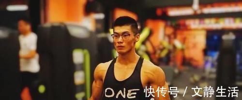 学生时代|22岁“小鲜肉”脱衣秀身材,白巧克力腹肌有点可!