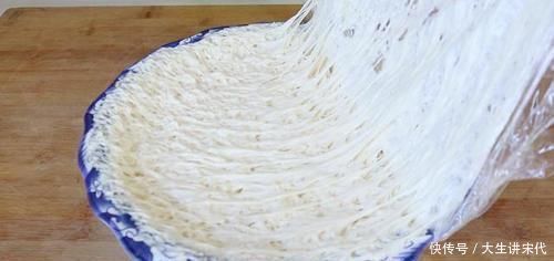 人的一生|做饼时,别再用水和面了,试试新吃法,不揉面不擀面,比吃肉还香