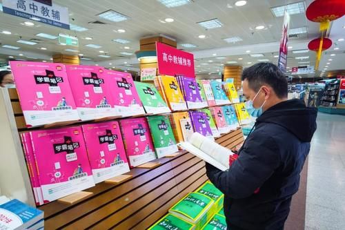 中年|这个春节假期，有些青年在上海书城席地而坐，在书香中度过……