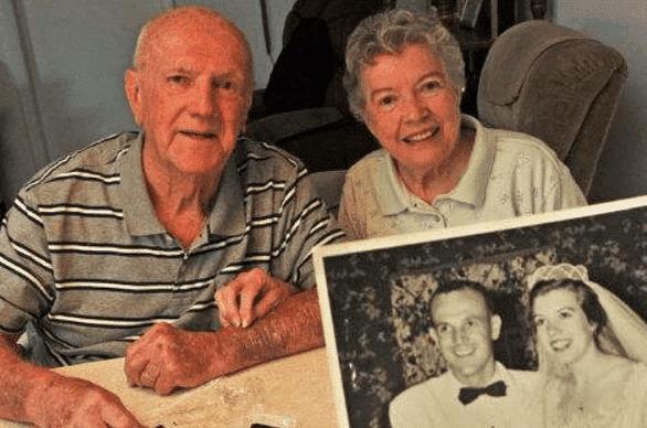 年前|这对老夫妇60年前就把蛋糕保存起来了,每年都要切一次,说蛋糕还是很好吃的