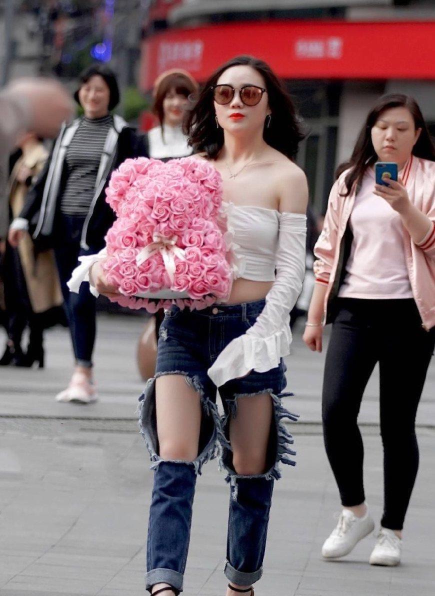 街拍白色短款紧身衣,搭配个性牛仔裤,性感时尚范