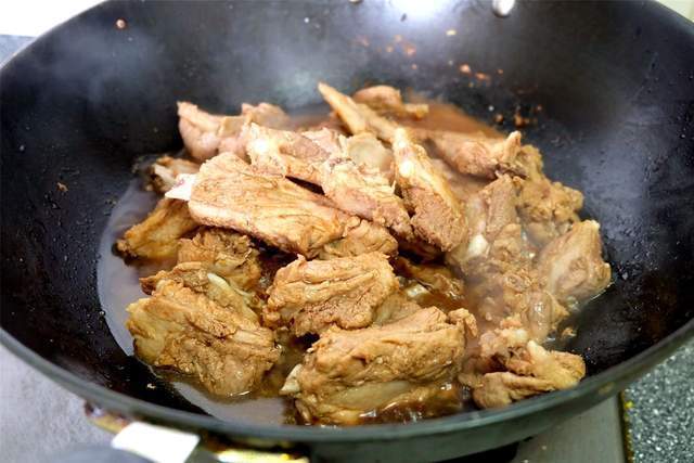 胡萝卜|地道农家菜土豆炖排骨,营养美味还实惠,排骨入口软烂满嘴留香