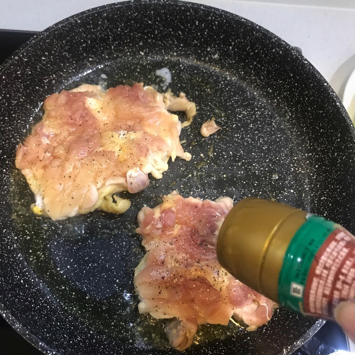 这是一道泰式菜,鸡肉搭配蔬菜,风味独特