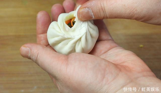 包子这样做,薄皮大馅不用发面,10分钟一锅,出锅就被抢光