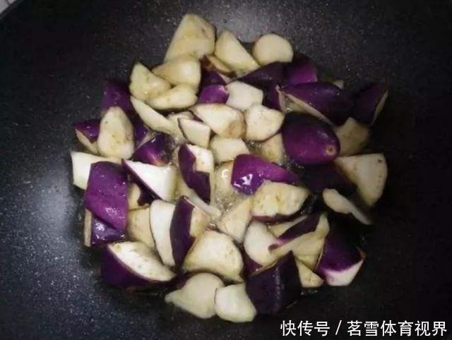 难怪|炒茄子先放油这一步很多人都错了,难怪茄子发黑油腻口感差