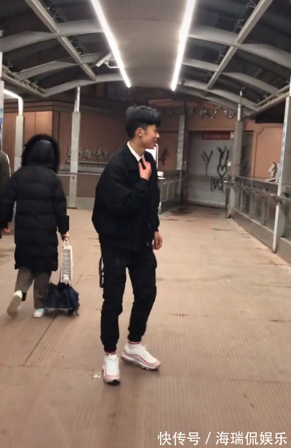 姨妈巾鞋 如今“姨妈巾鞋”成为了潮男的宝贝,比AJ还帅气,而且显个子!