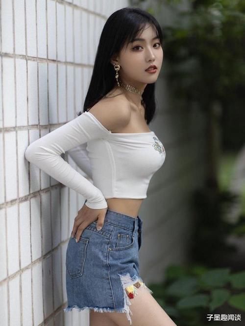 一个甜美的美女，穿着“筒顶长袖”展示身材，被“颈环”抢走了