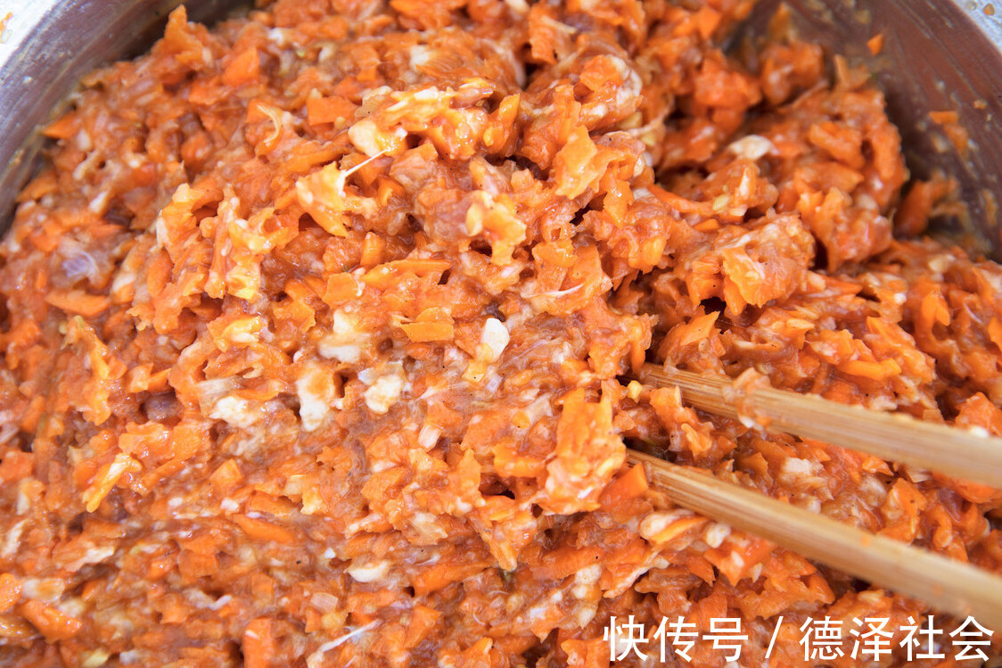 吃饺子|天热吃此馅饺子，2块钱一斤，鲜嫩清香又解腻，女人孩子多吃有益