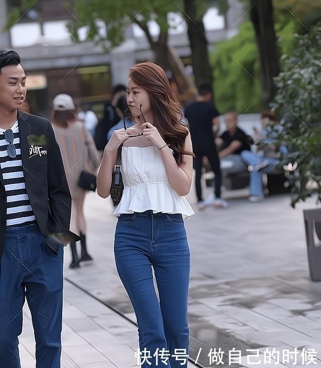 利落 白色一字肩上衣搭配蓝色牛仔喇叭裤,温柔利落,时髦有型