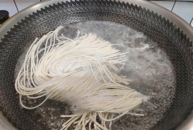 炸酱面好吃有窍门,大口吃才叫过瘾,酱香浓郁,一碗都不够吃