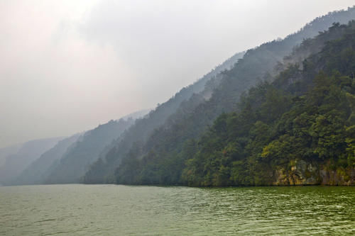 水中有山，山绕水生，水行山中，富春江一幅淡雅的水墨画卷