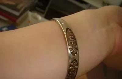 钢印|孩子满月时2000块买的银饰，没多久就氧化发黄？