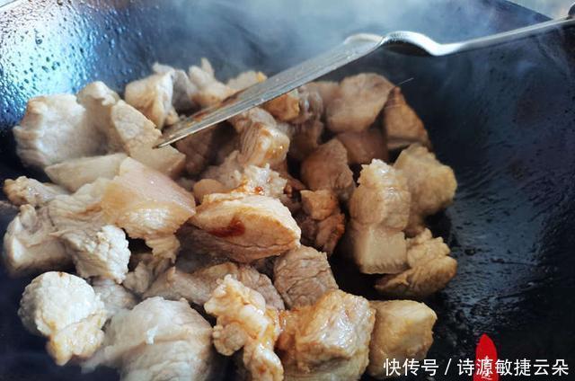 红烧肉|家里烹饪红烧肉时,记得放些干菜一起炖,肉香菜也香
