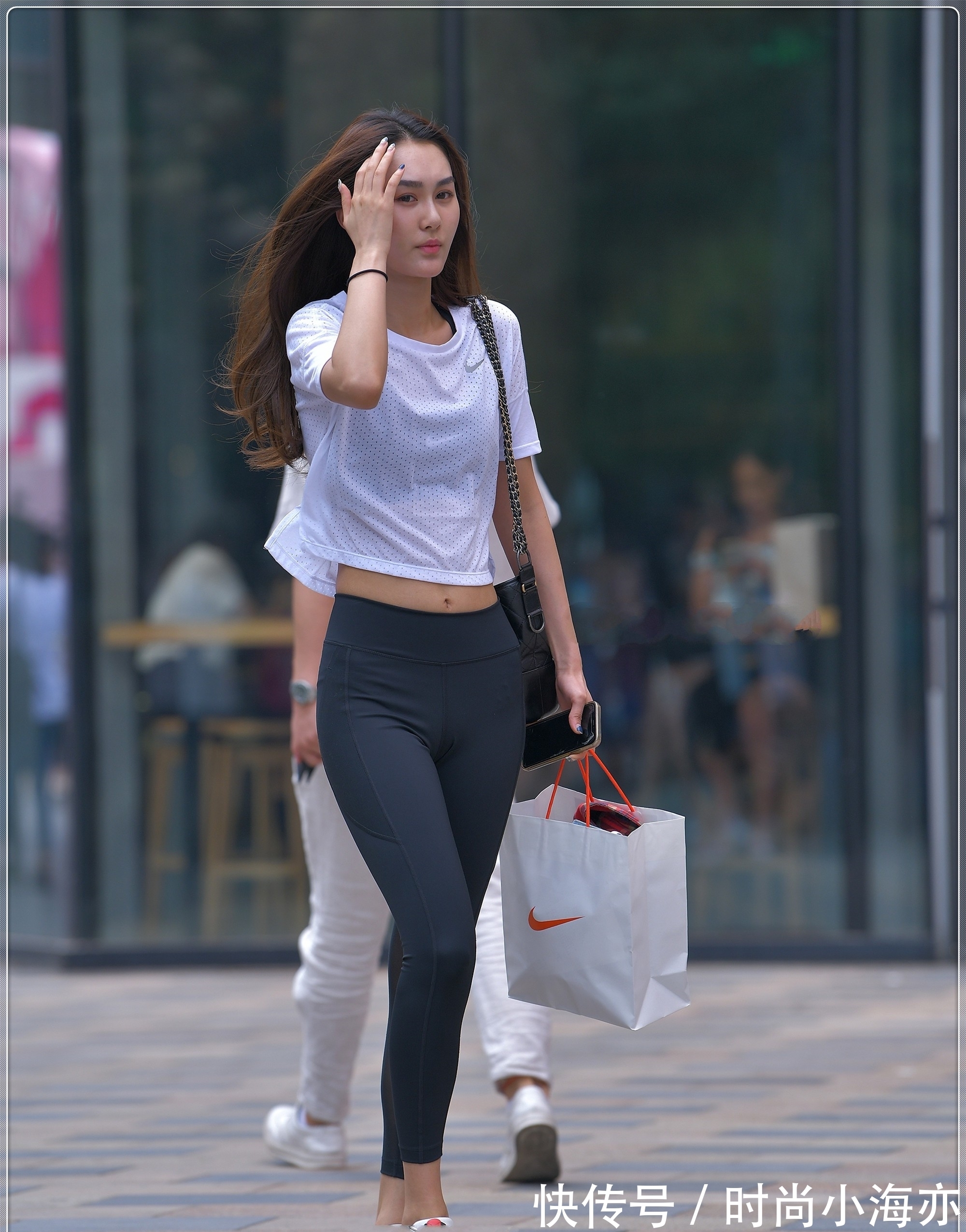 小黑裤 简单白T搭配黑色小脚裤,质感清薄,舒爽透气