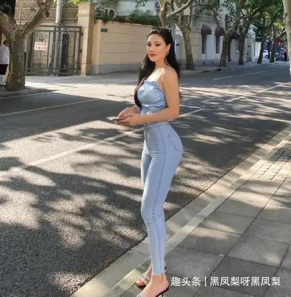 舒适又利落的紧身牛仔裤特别的显身材