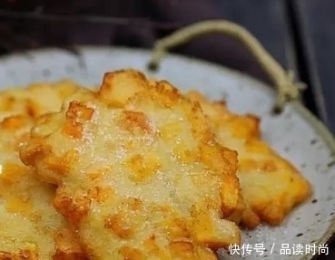红薯别再烤着吃了,简单做个红薯饼,外酥里嫩,既是零食也是早餐