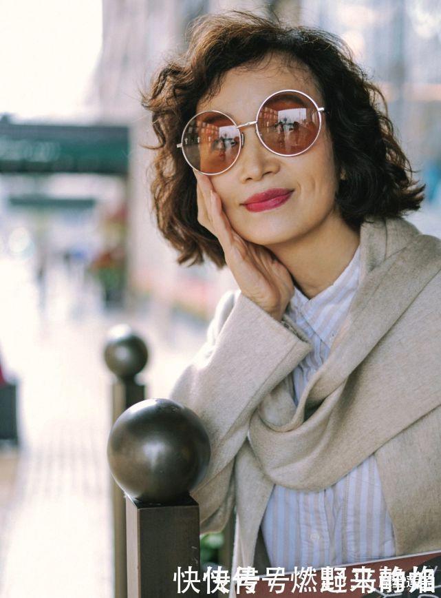 原来50岁的女人还可以这么时髦,浅色大衣配直筒裤,霸气又减龄
