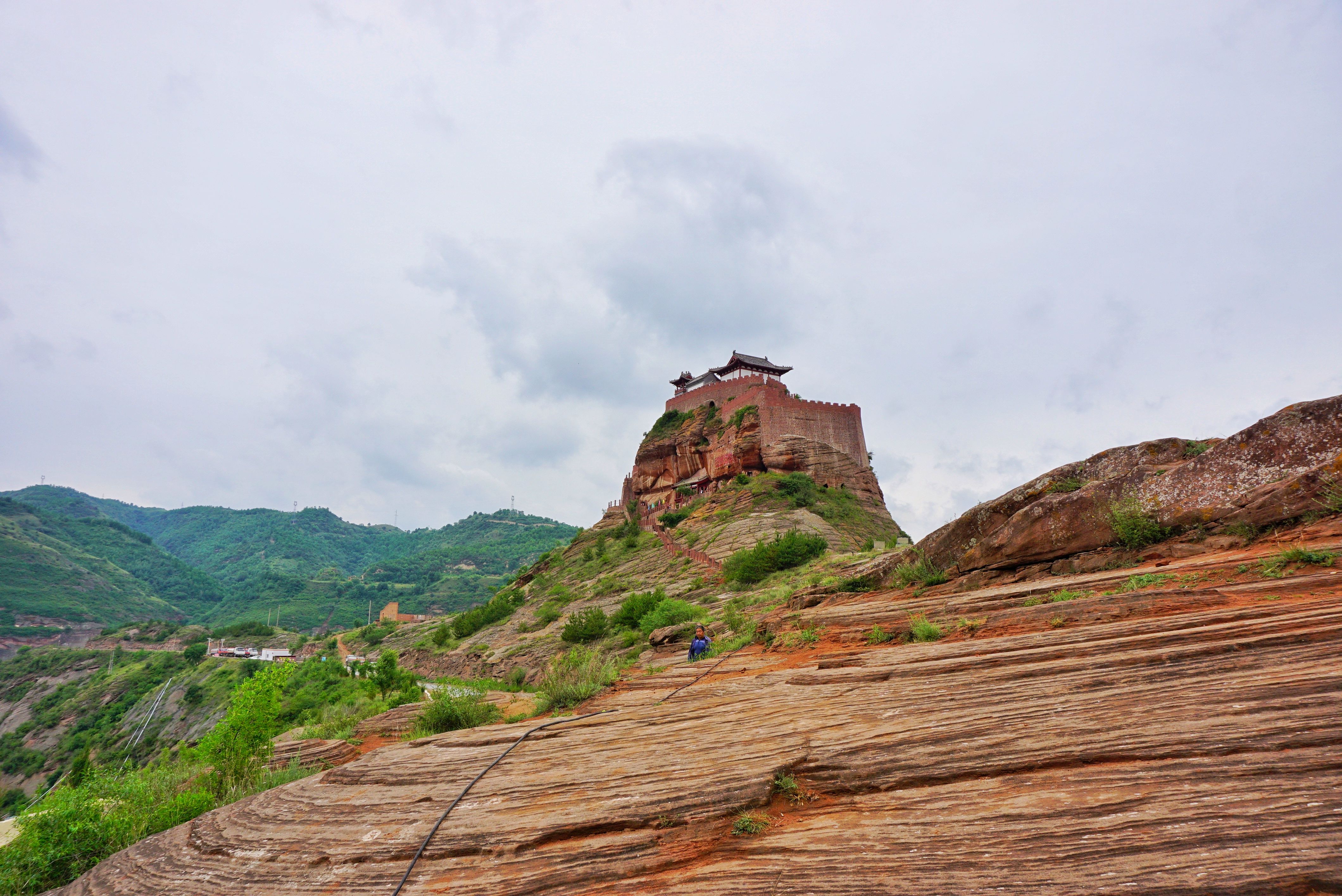 悬崖峭壁上的永宁山古寨