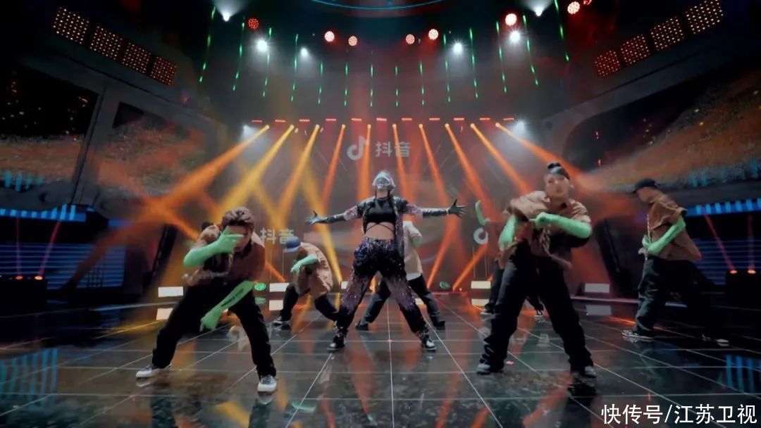 铁皮|《蒙面舞王》第一赛段悬念揭晓!“铁皮1990”“差一点女王”晋级总决赛