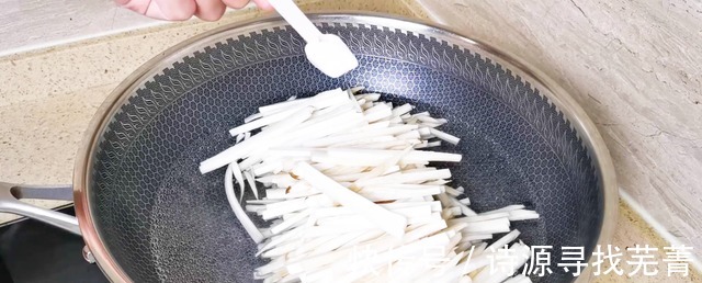 上饭店经常点的这道菜，简单易做，上桌就抢光，全家都喜欢！