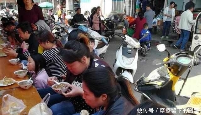 天天|这家小店20年只卖一碗汤,店里天天挤不下,顾客坐街边也要喝1碗