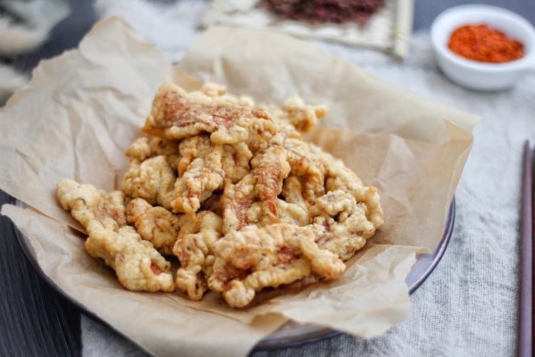 炸酥肉挂糊不能用面粉！教你正确做法，酥脆咸香，放一周也不皮软