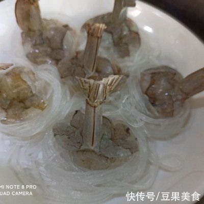 蒜蓉粉丝蒸虾球这样做，口感味道一级棒