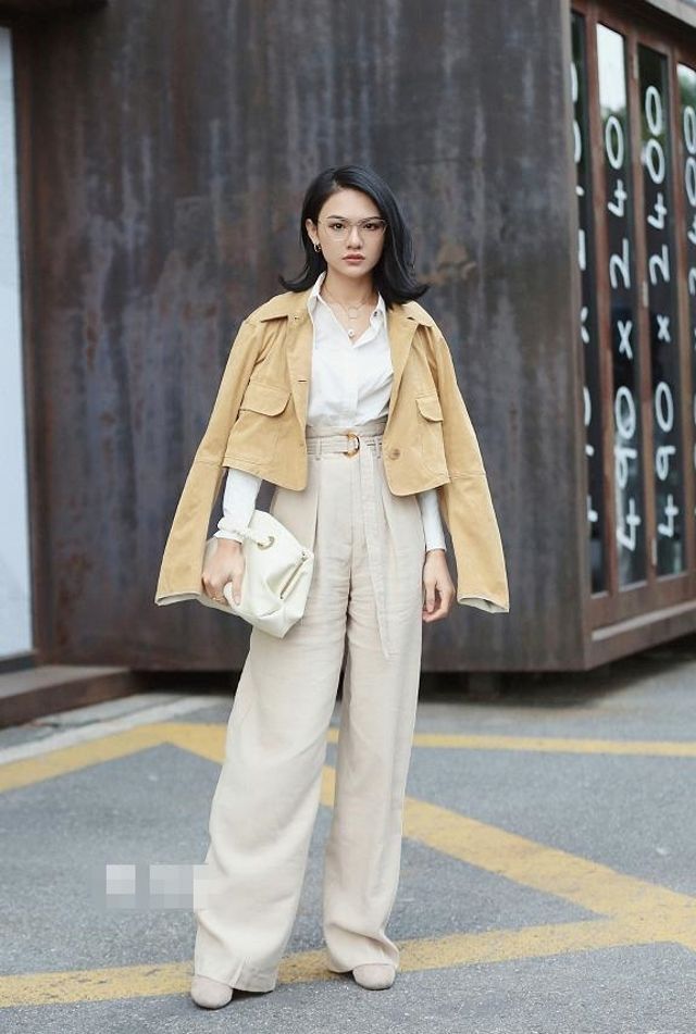 t恤 美女街拍:小姐姐白衬衫配上高腰阔腿裤,极具妩媚气息