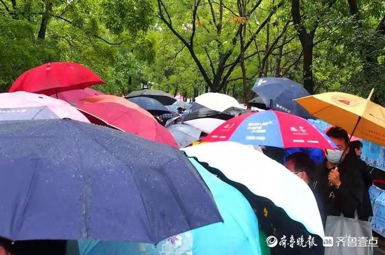 相亲会！千佛山相亲会：美丽的彩色河流伞世界，流淌秋雨和温情浪漫