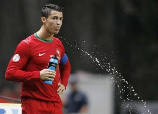 购买世界杯足球 世界杯冷门知识：足球运动员喝完水后，为何又立刻吐出来？
