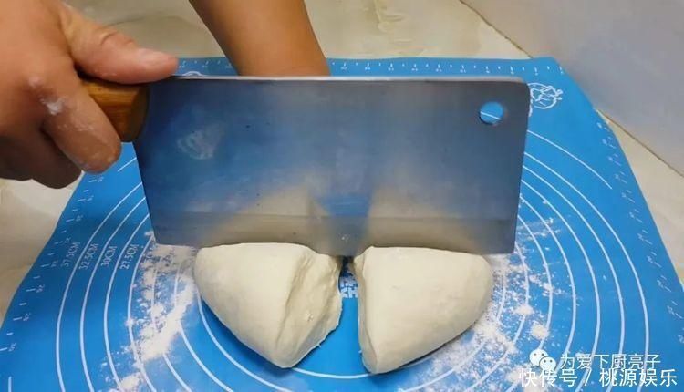 烙饼这么做太香了，开水一烫，张张柔软又劲道，学会天天不起早