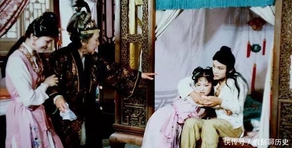 紫鹃的这个小动作,道出红楼梦里贵族家庭不为人知的规矩礼数