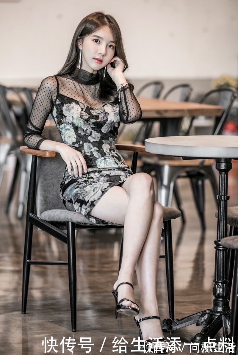 穿搭|蕾丝钩花吊带连衣裙,穿搭优雅时尚,尽显成熟的魅力