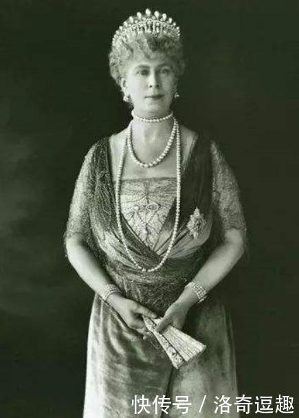 戴安娜离婚珠宝归己有,唯有一件女王坚持要回,20年后凯特才戴上