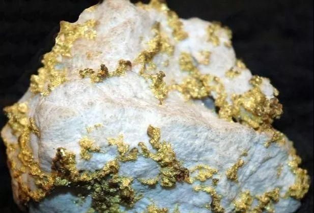 一群科学家苦苦探索寻找暗物质失败,却意外发现了大量黄金