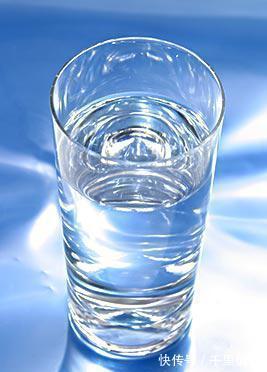 人体|长期喝茶与喝白开水的人，哪种人身体更健康些？听医生怎么说