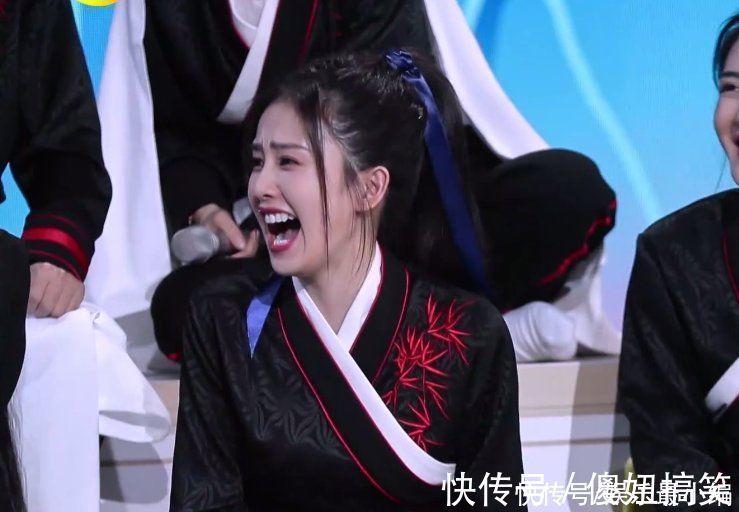 趙露思玩游戲摔進(jìn)泡沫坑，白鹿笑到嘴巴張大，成毅表情卻好不一樣