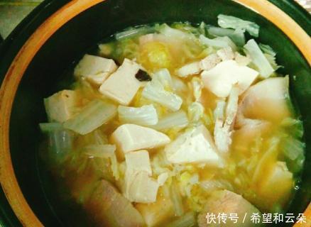 浓味|白菜炖豆腐最简单的做法,只要顺序对了,三两下就做好,汤浓味美