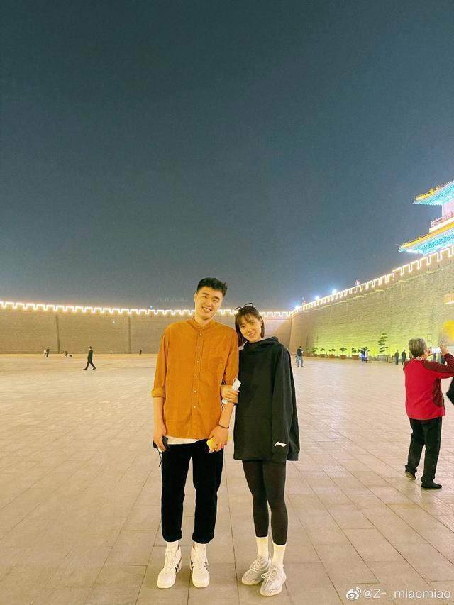 河北女排|恭喜!女排又一女神步入婚姻殿堂,婚礼现场与丈夫甜蜜相拥太温馨