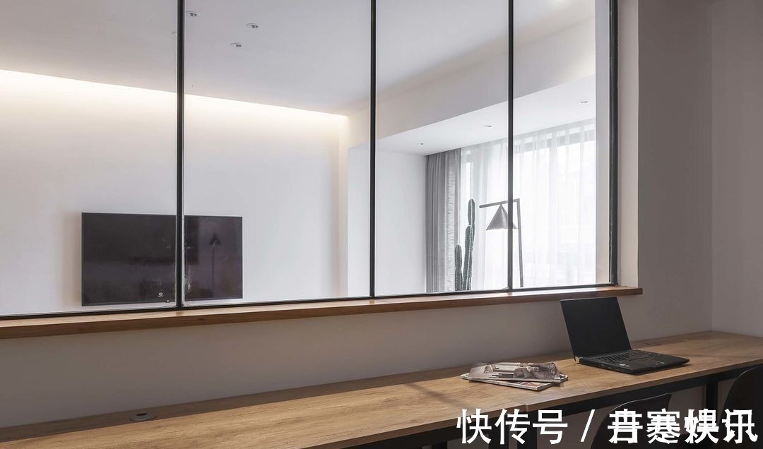 风格|她在沙发后面“掏洞”造窗,完工后发现太明智了,全屋温暖又自然