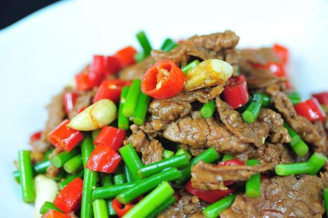 蒜薹炒肉之前，大厨都会多加一个步骤，蒜薹清脆爽口更入味