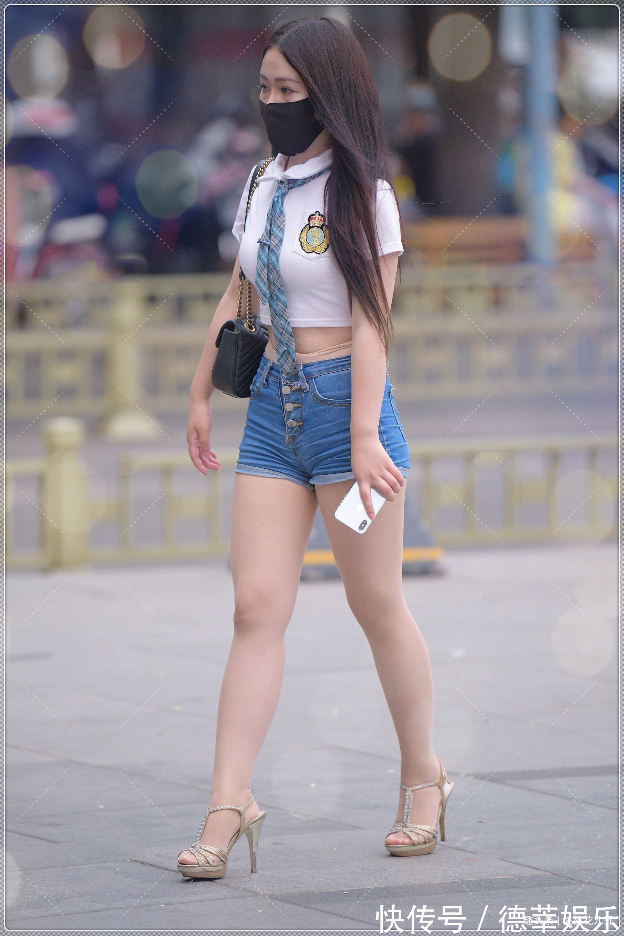 牛仔裤 白色短款紧身T恤,搭配短款牛仔裤,清新靓丽