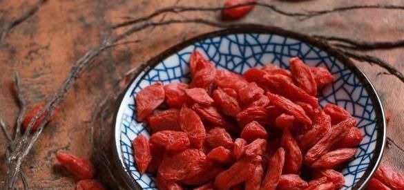 人参汤|晚上吃枸杞，胜过人参汤？牢记2个原则，发挥枸杞最大功效！