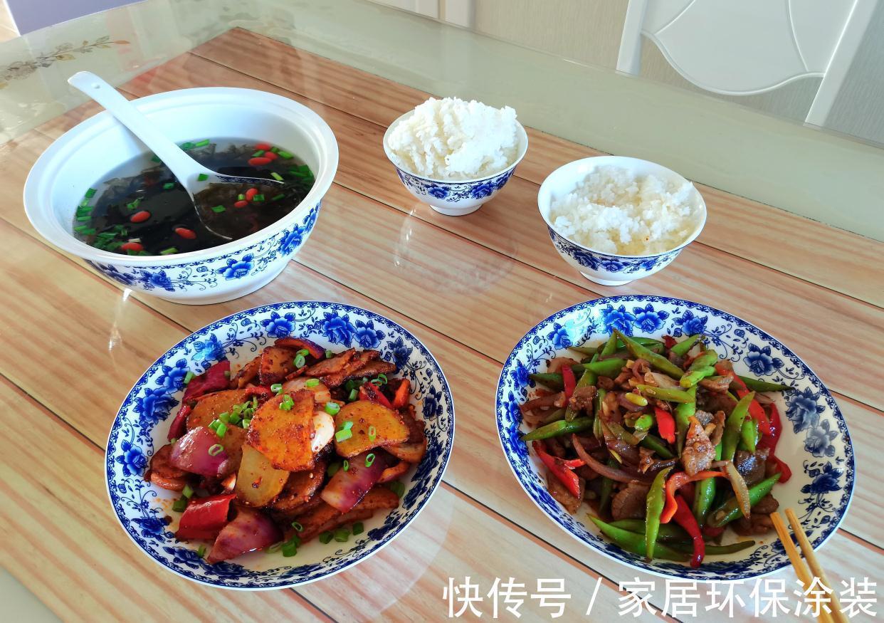 两人午饭，两菜一汤，都是自己爱吃的，最简单的幸福