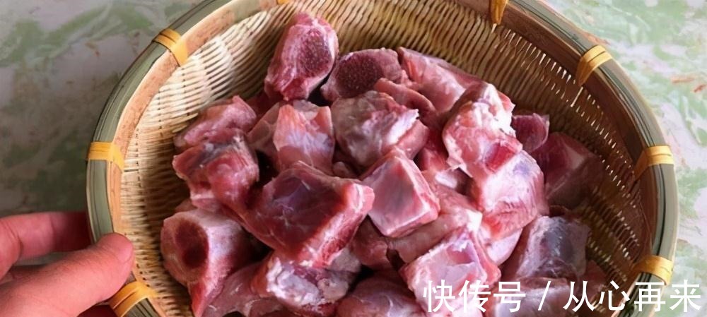 排骨不管怎么做,切记不要直接焯水,多做这2步,排骨不腥也不柴